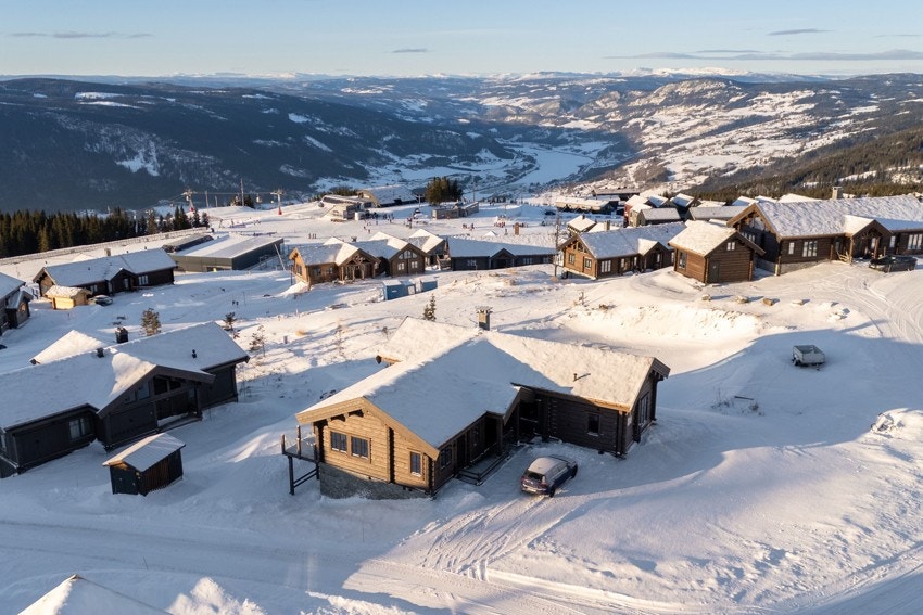 Fra hyttedøren kan du spenne på deg skiene og gli rett ut i både alpinbakker og langrennsløyper Galleribilde