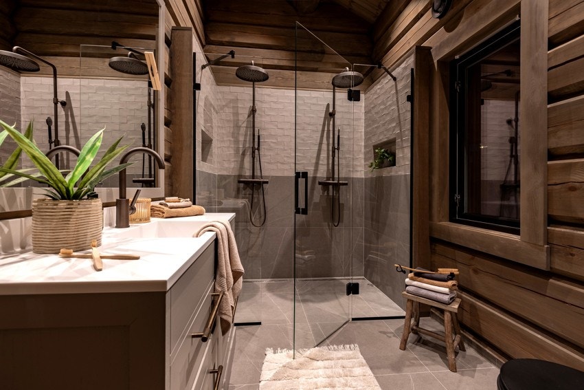 Baderom 2 med vannbåren gulvvarme. Innredningen består av servant med servantskap i behandlede finerte eikefronter, veggmontert toalett med innebygd sisterne og dusjvegger i herdet glass. Galleribilde