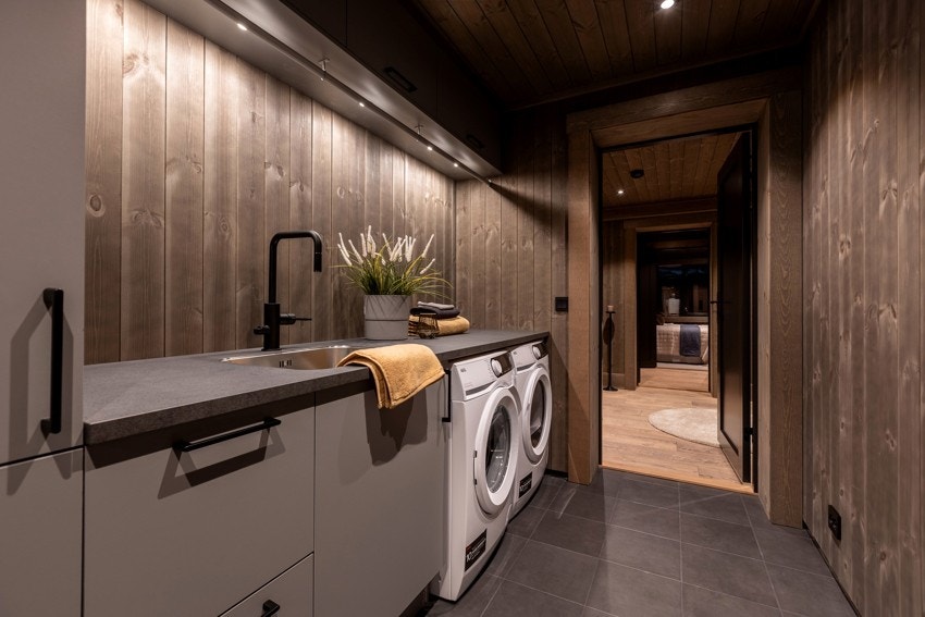 Vaskerommet har flislagt gulv med vannbåren gulvvarme, servant og opplegg for vaskemaskin. Det er installert elektrisk styrt vifte Galleribilde