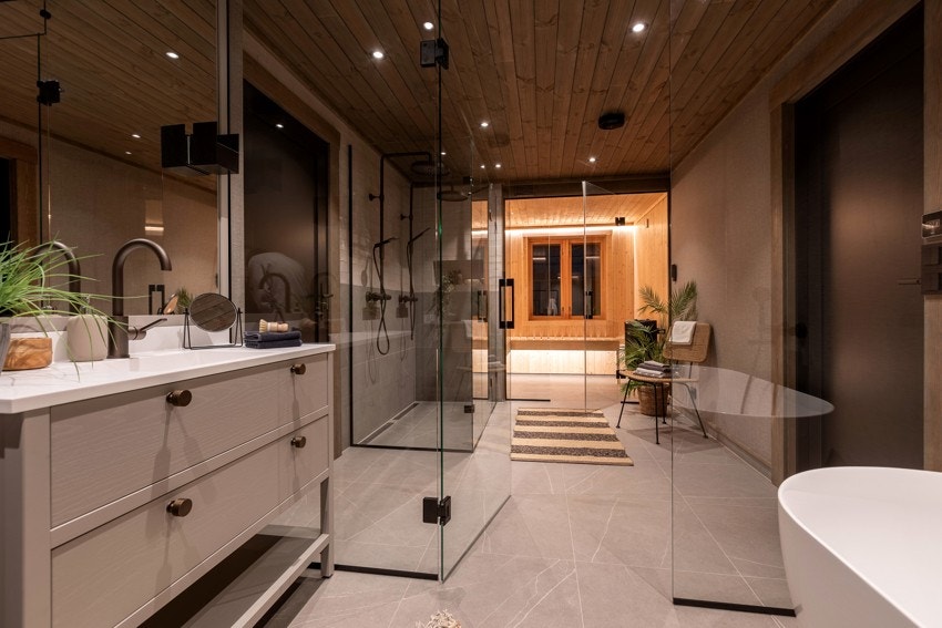 Badet i underetasjen er utformet som et innbydende spa, perfekt for den som ønsker det lille ekstra Galleribilde