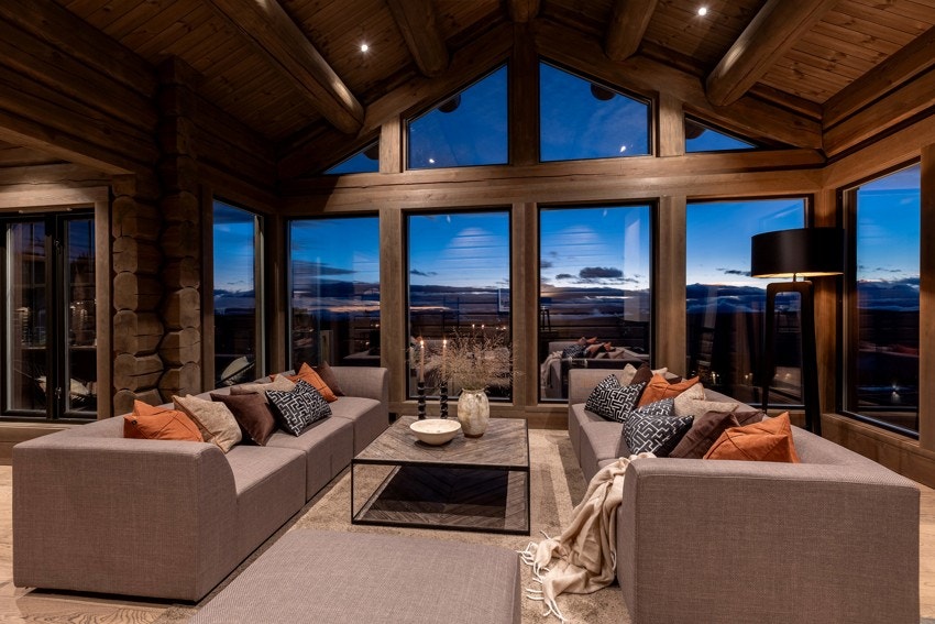 Den gode takhøyden kombinert med synlige tømmeråser gir rommet en luftig og eksklusiv atmosfære Galleribilde