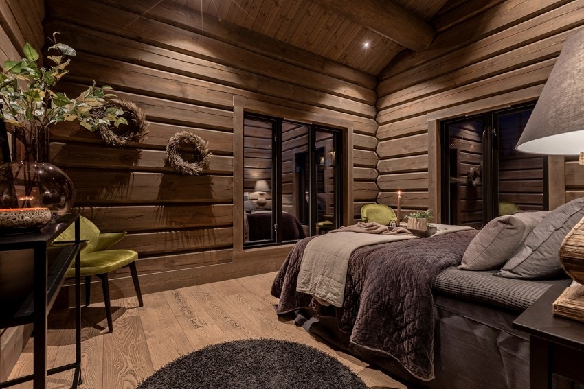 I første etasje finner du to gode soverom, begge med lune tømmervegger som gir hytta særpreg Galleribilde