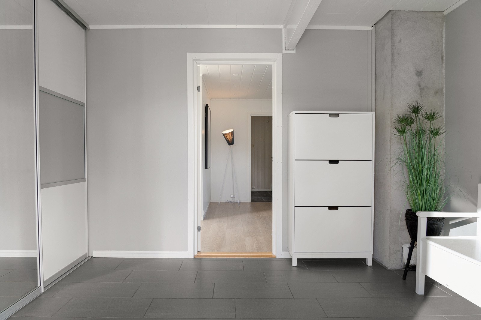 Entréen har fliser på gulv, gulvvarme og ellers god plass til entremøbler. Galleribilde