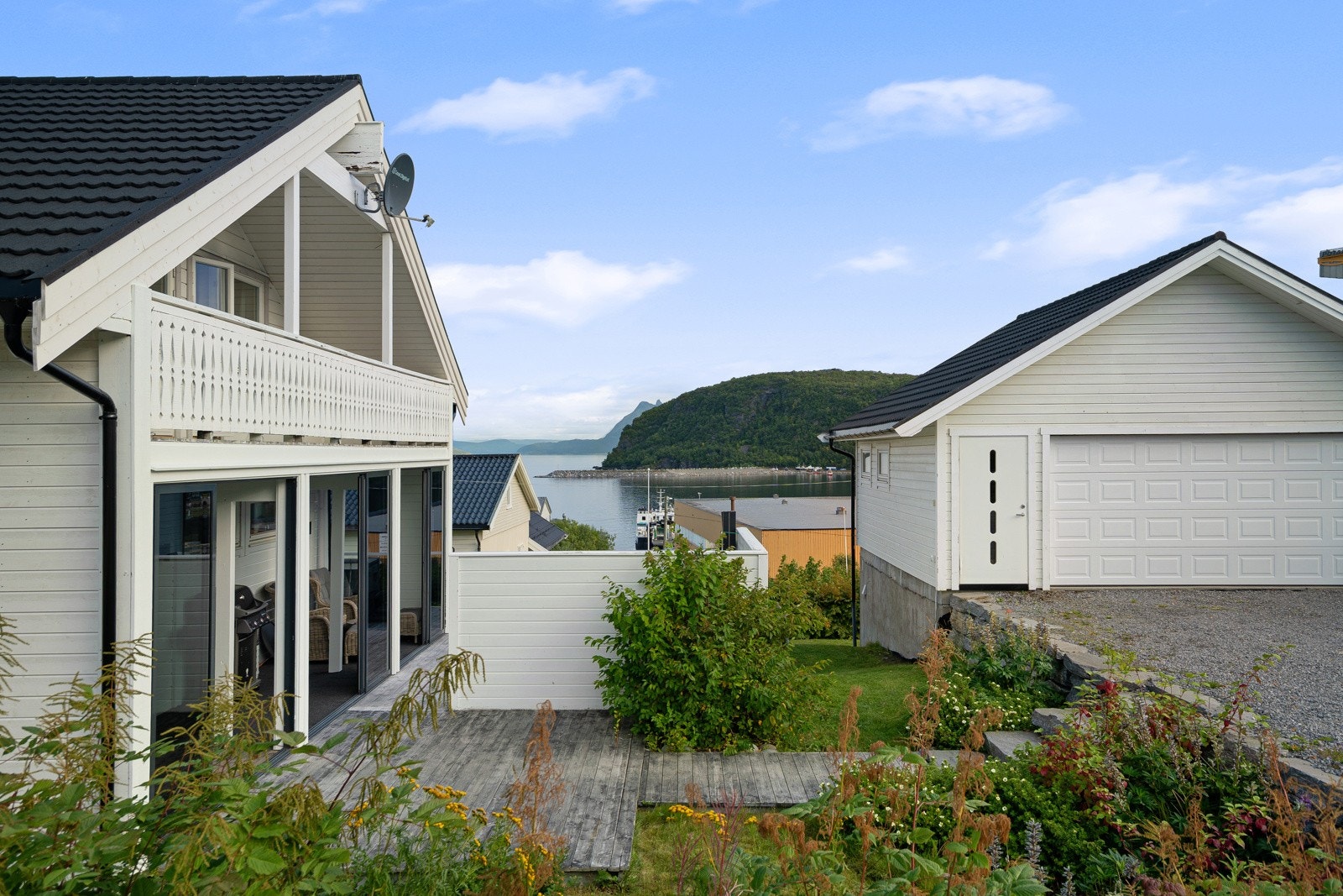 Nytt yttertak i 2024, alle vinduer er skiftet i perioden 2012-2019 og utvendig kledning byttet i perioden 2016-2024. Galleribilde