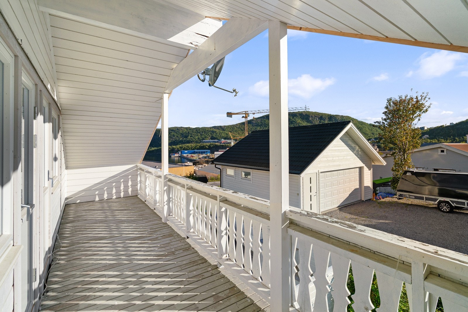 5 soverom, hvorav fire i samme etasje! Fra det ene soverommet er det utgang til balkong på ca. 14 kvm Galleribilde