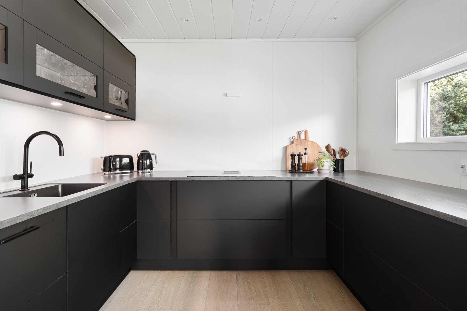 Integrert stekeovn i arbeidshøyde, microbølgeovn, oppvaskmaskin, kjøl/frys og induksjonstopp med integrert ventilator. Galleribilde