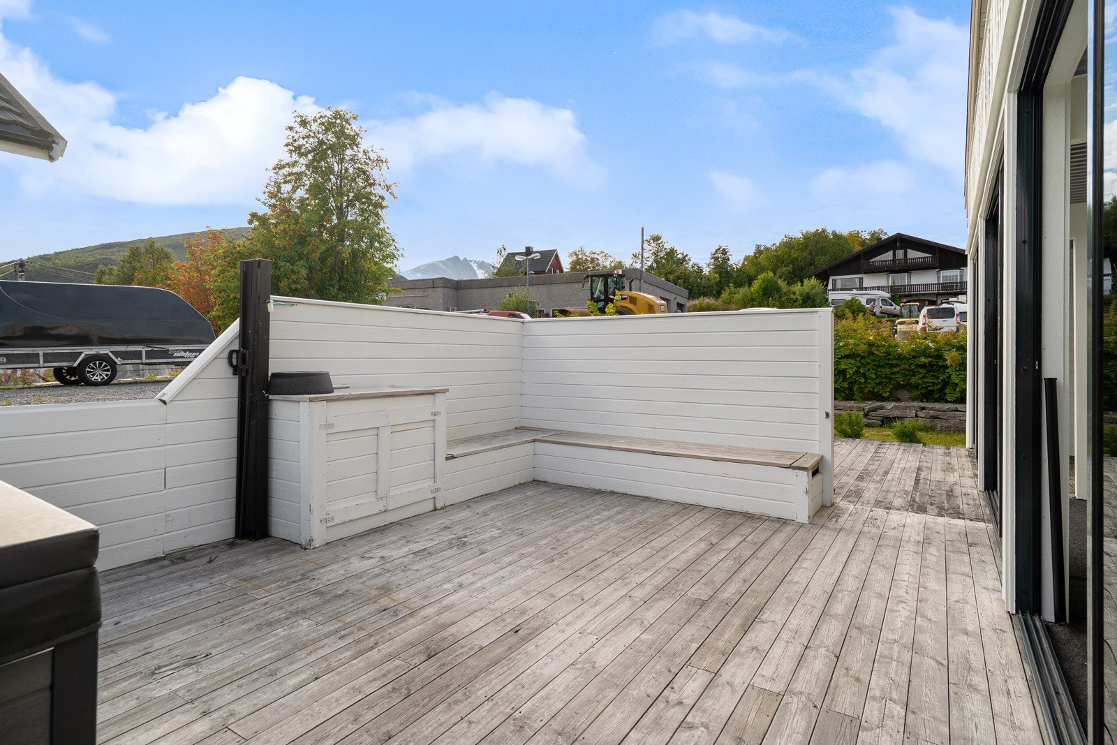 Terrassen har levegg, uttrekkbar levegg og sittebenker. Galleribilde