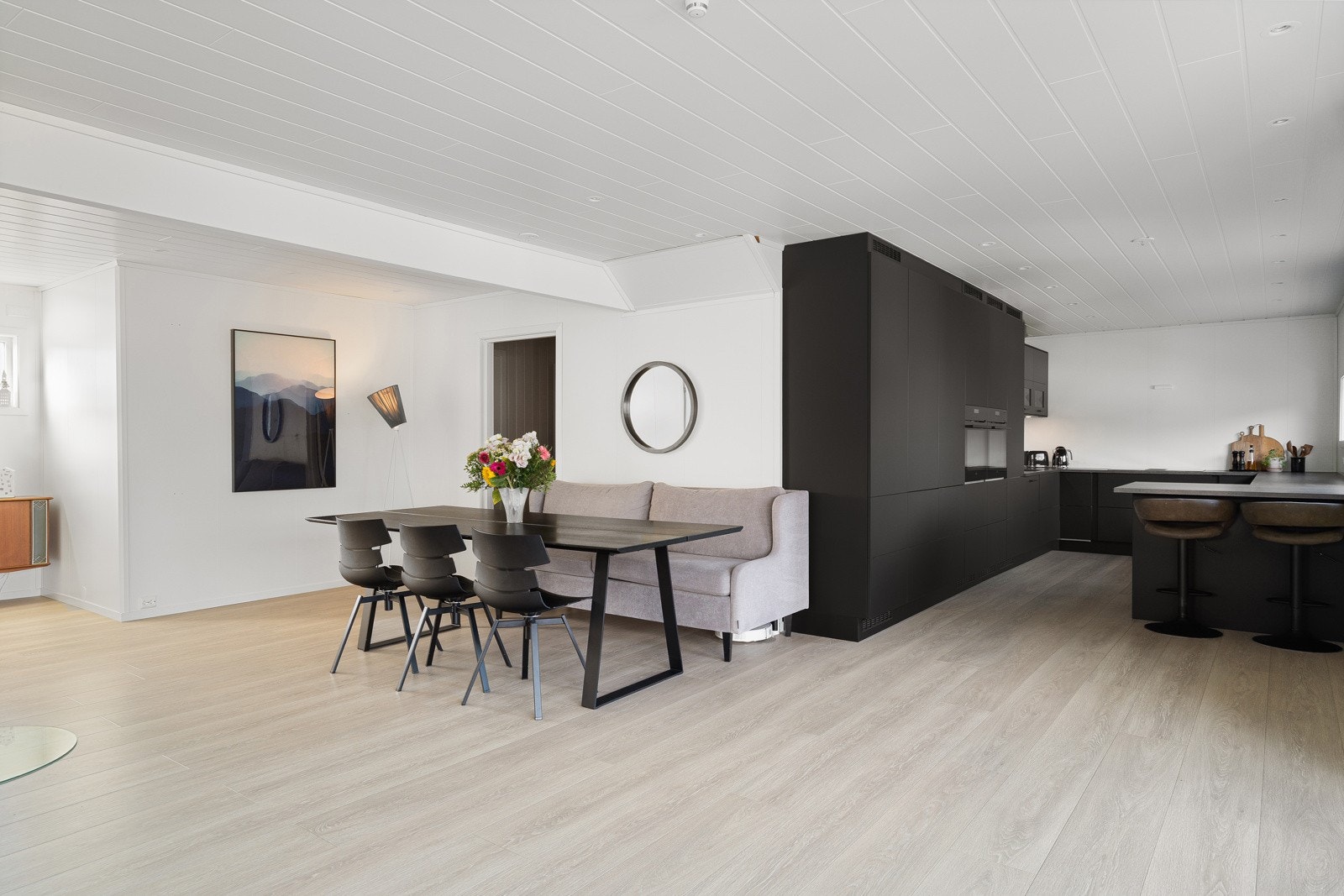 Det er åpen stue- og kjøkkenløsning, som sammen vil fungere som et fantastisk allrom for hele familien! Galleribilde