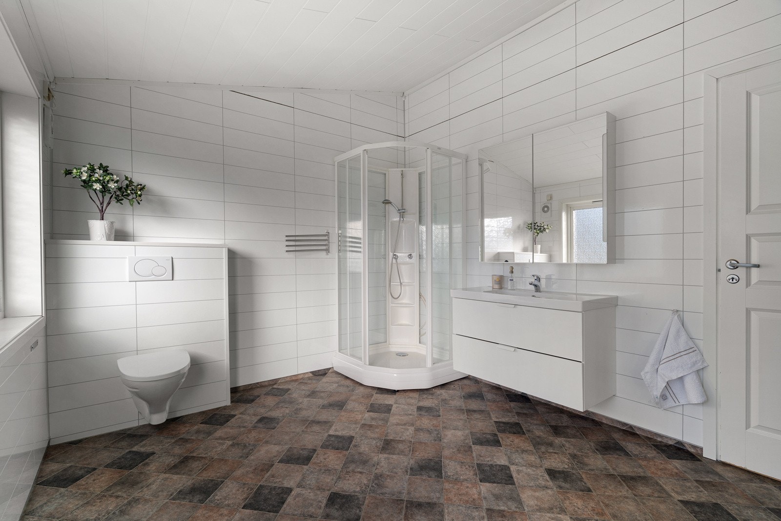 Bad/wc fra ca. 2009 med stor baderomsinnredning med heldekkende servant, speil og dusj. Galleribilde