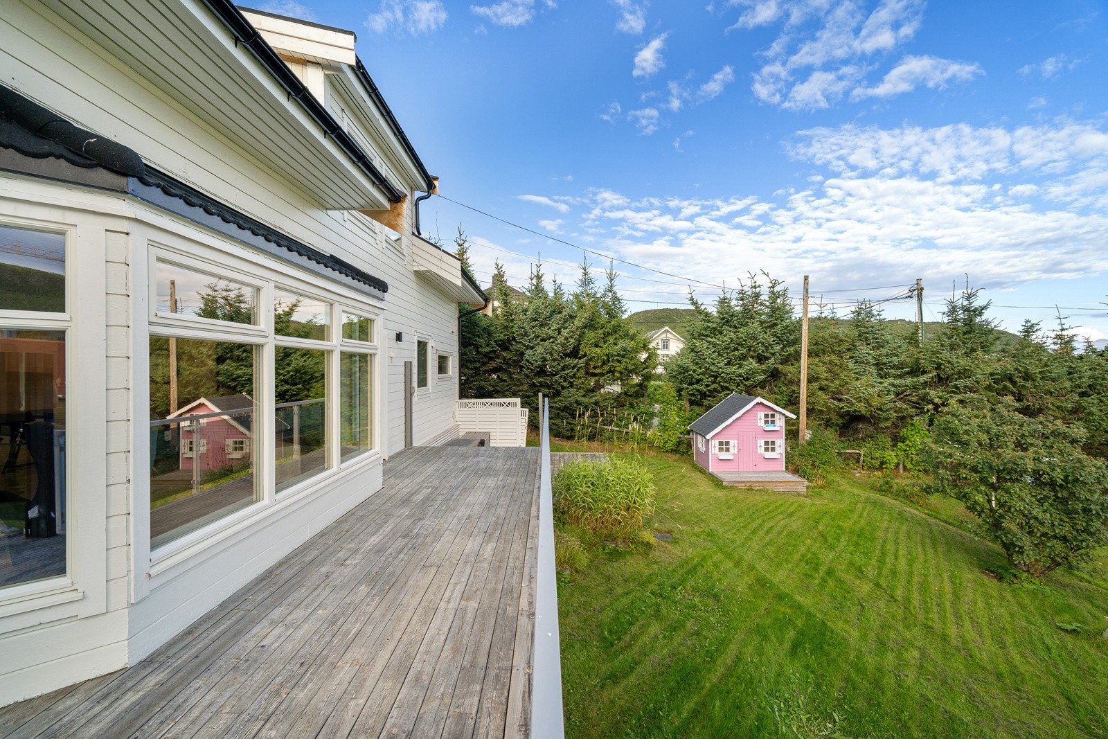 Det er god plass til hagemøbler og grill, og enkel adkomst til hagearealet Galleribilde