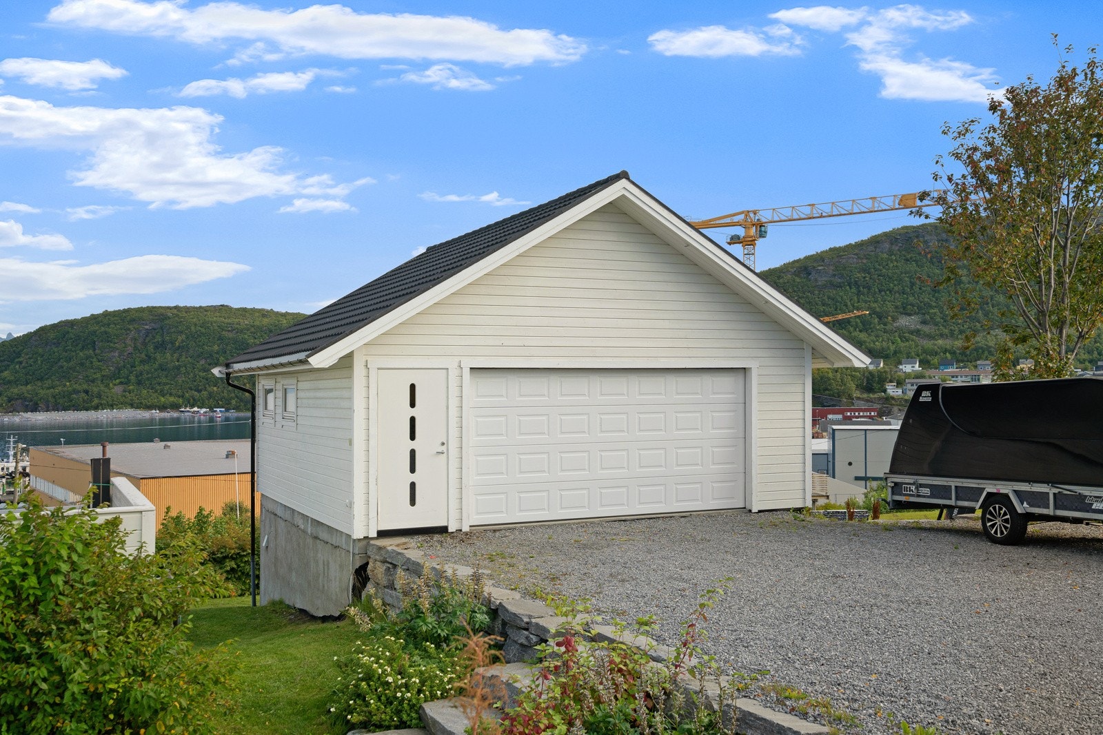 Isolert dobbelgarasje med innlagt strøm, hems og ladeboks for elbil! Det er uinnredet rom under garasjen. Galleribilde