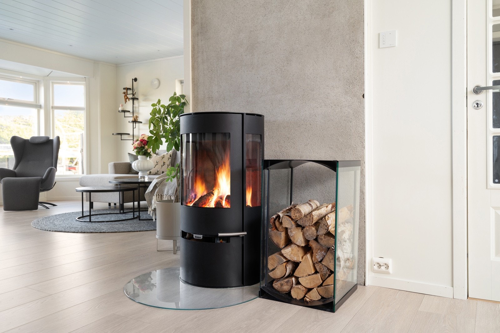 Stilfull vedovn som står sentralt plassert i stue. Det er også varmepumpe, som gir behagelig varme året rundt. Galleribilde