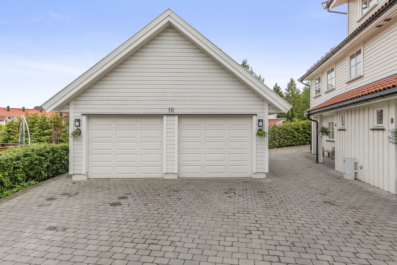 Parkering i halvpart av dobbel garasje på felles gårdsplass. Galleribilde