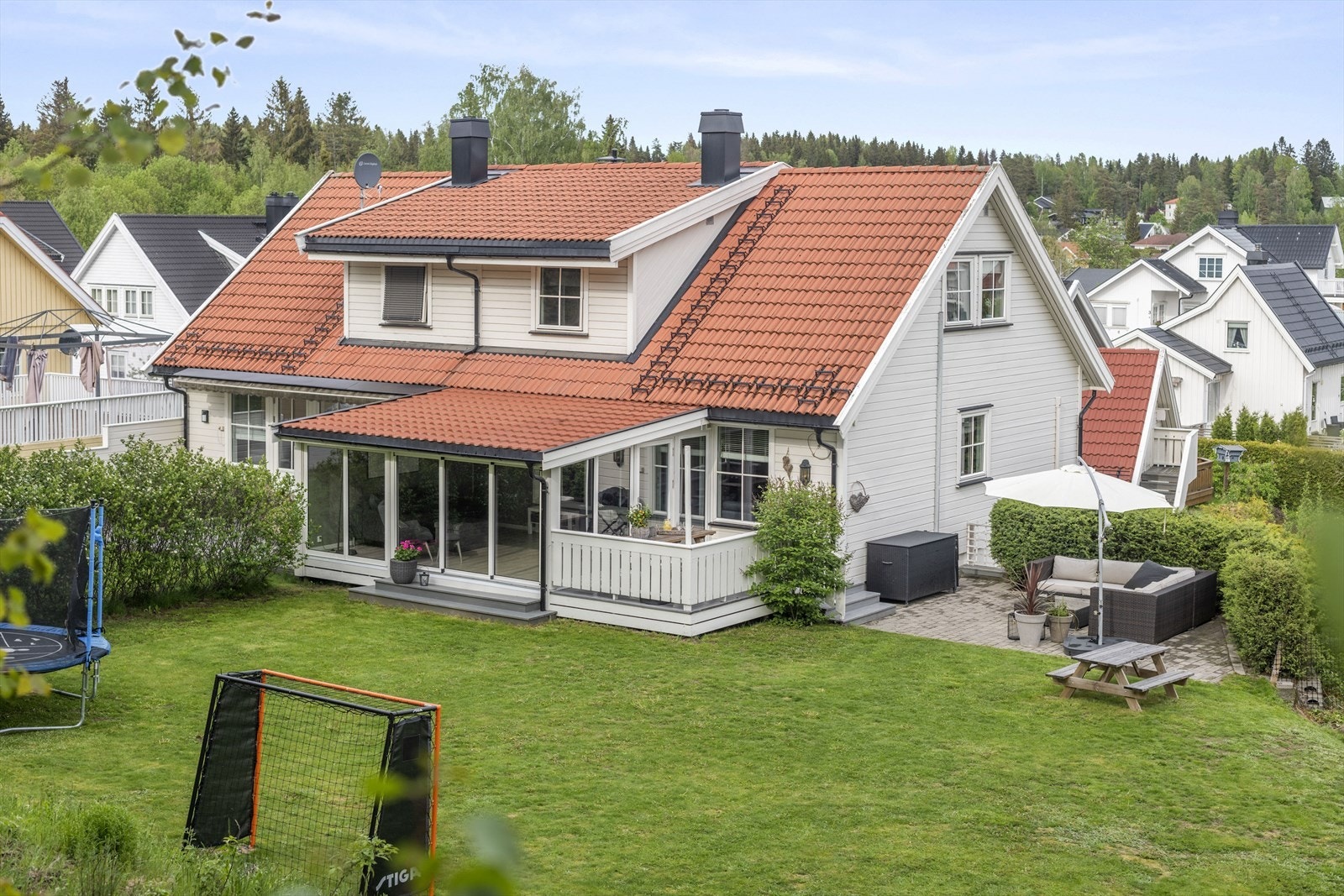 Eiendommen er beliggende i et rolig og etablert boligområde, barnevennlig til innerst i en blindvei. Galleribilde