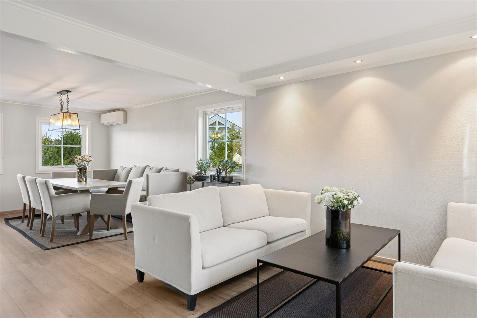 Stuen er lys og trivelig med plass til flere møbleringsmuligheter for å skape den stuen du selv ønsker. Galleribilde