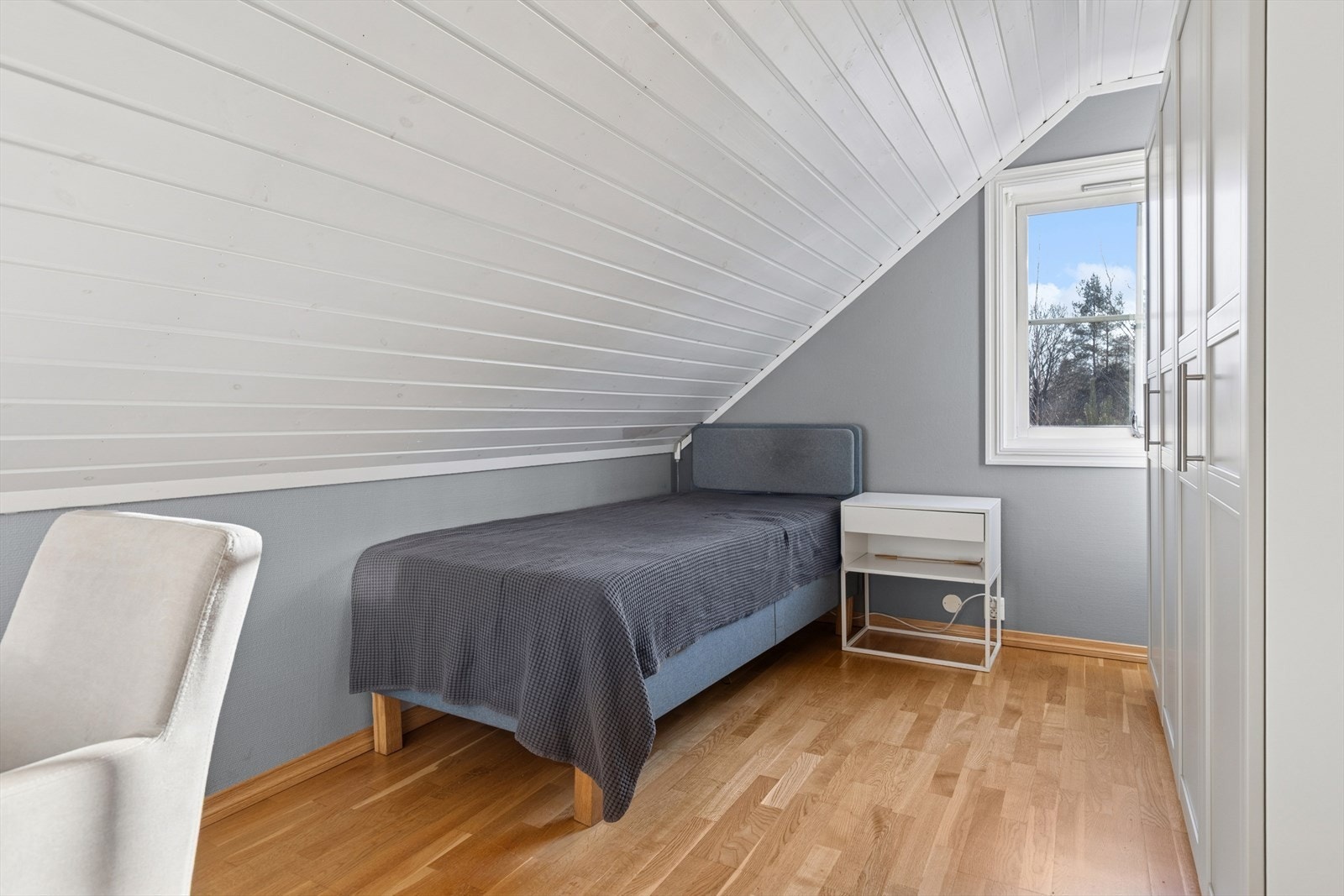 Alle soverommene har god plass til seng, tilhørende møblement og oppbevaring. Galleribilde