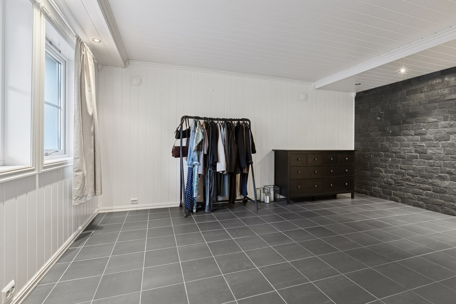 Rommet er flislagt med behagelig gulvvarme. Galleribilde