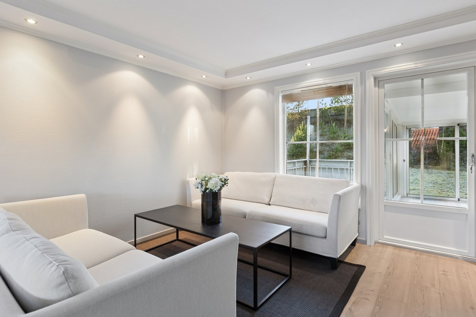 Her er det flere store vindusflater som slipper inn mye naturlig lys og skaper en god atmosfære i rommet. Galleribilde