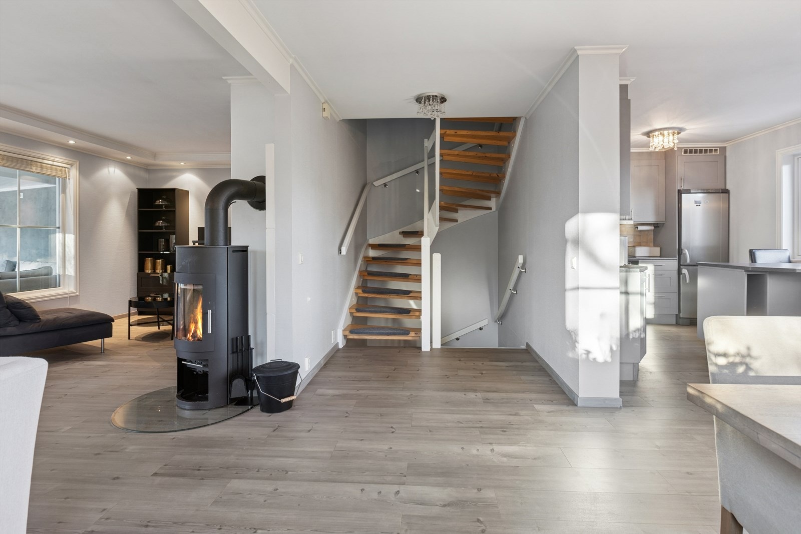 Det er åpen stue og kjøkkenløsning som gjør rommet mer sosialt. Galleribilde