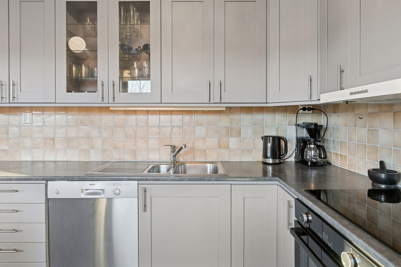 Vegger over benkeplatene er flislagt, praktisk ved matlaging. Galleribilde