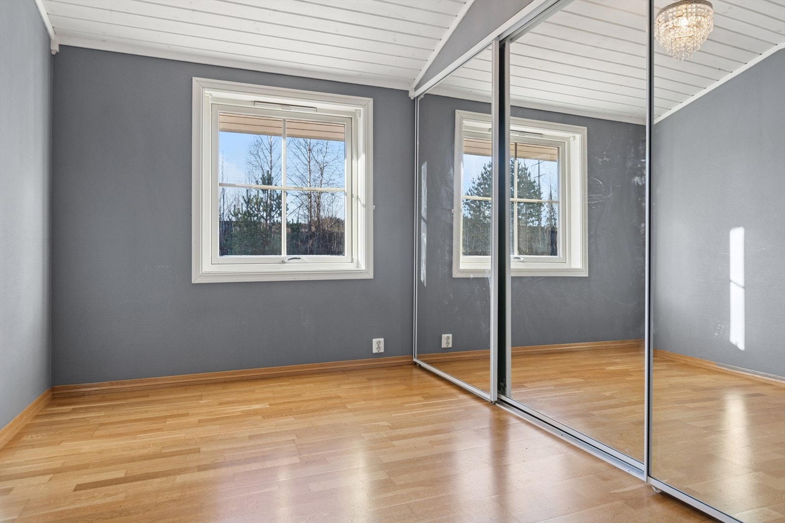 Hovedsoverommet er innredet med stor skyvedørsgarderobe med god oppbevaringsplass. Galleribilde