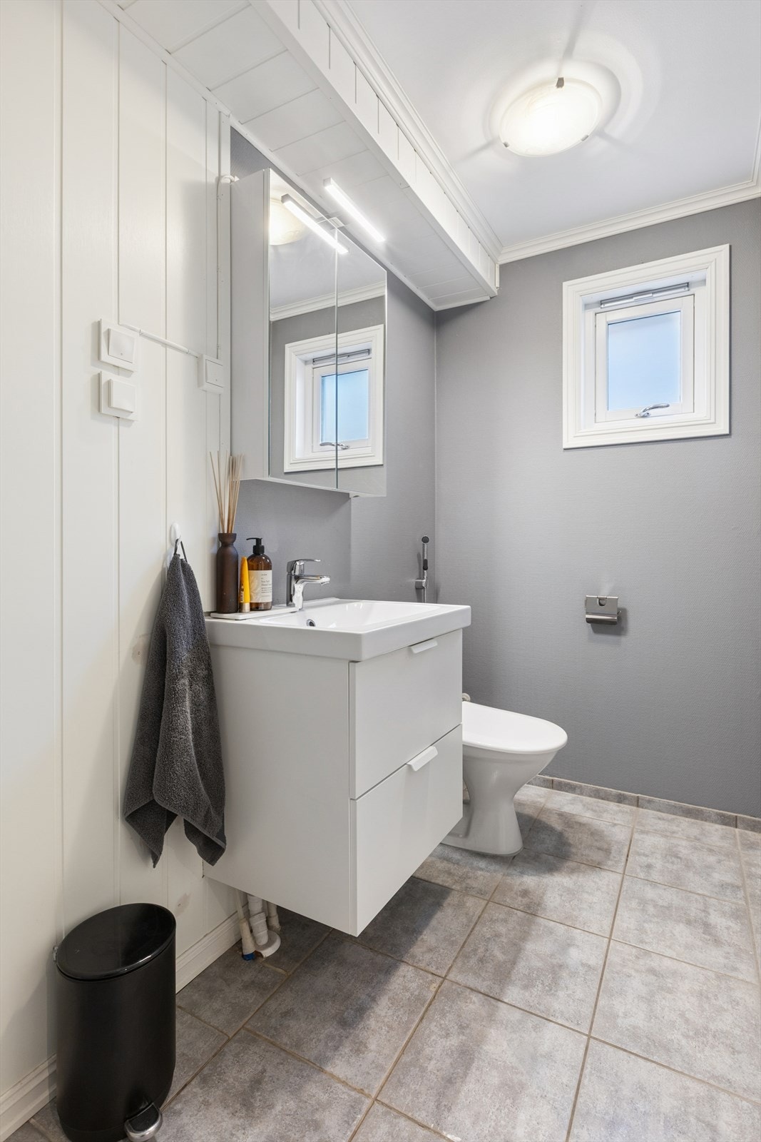 Toalettrom i underetasjen utstyrt med toalett, innredning med servant og speilskap. Galleribilde