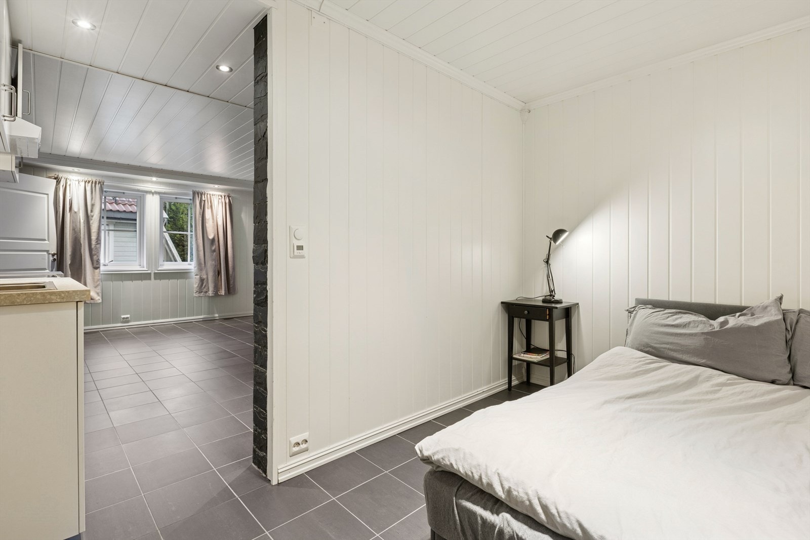 Dør inn til bod er fjernet og er i dag brukt som sovealkove. Rommet er ikke godkjent for varig opphold, se mer pkt. ferdigattest. Galleribilde