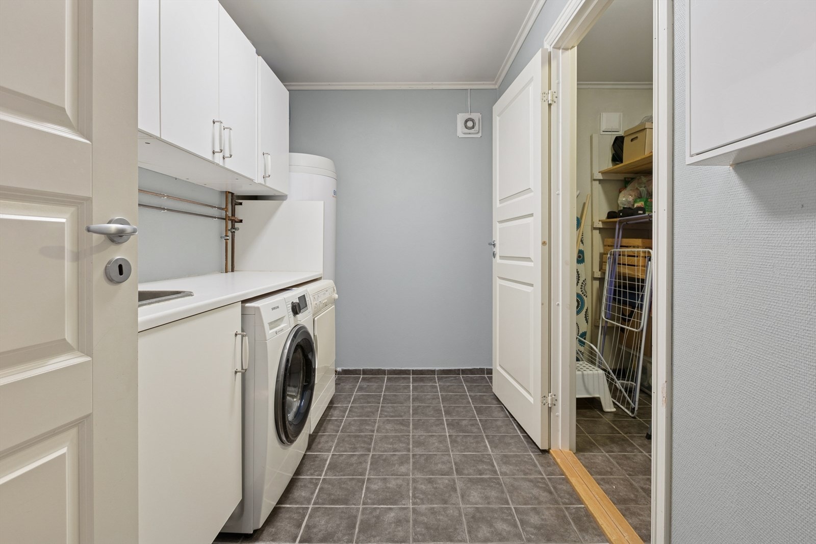 Innvendig bod med god oppbevaring, praktisk plassert inn forbi vaskerommet. Galleribilde