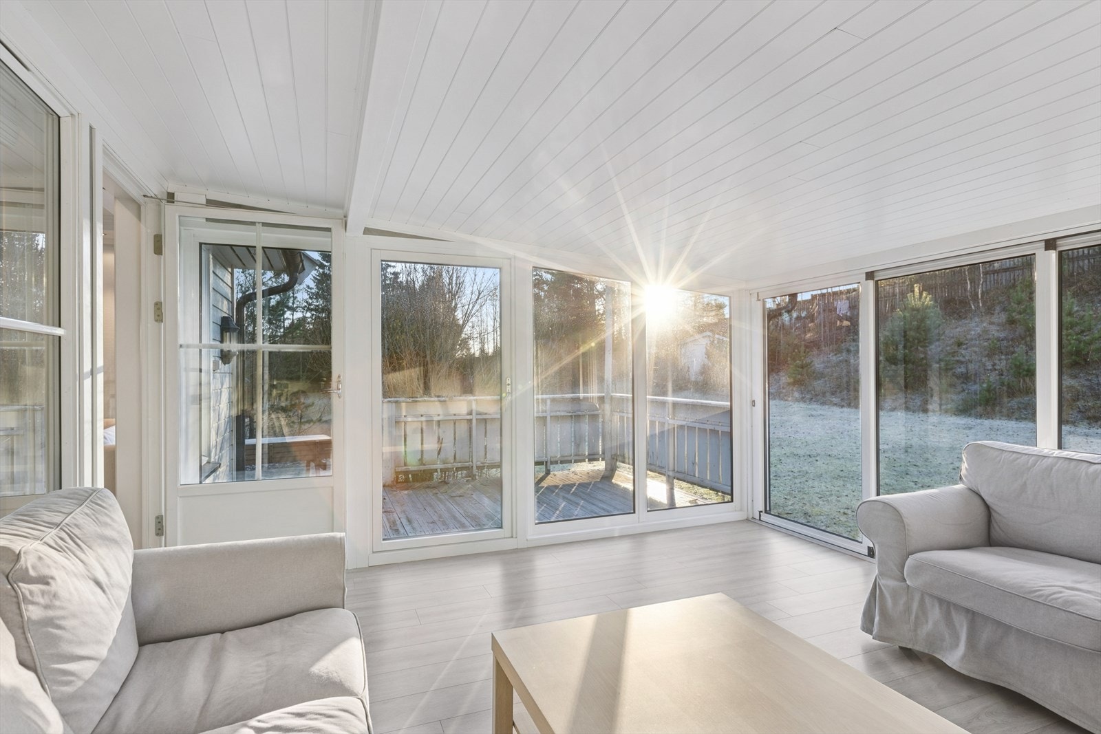 Fra vinterhagen er det utgang til fin uteplass og hage med gode solforhold. Galleribilde