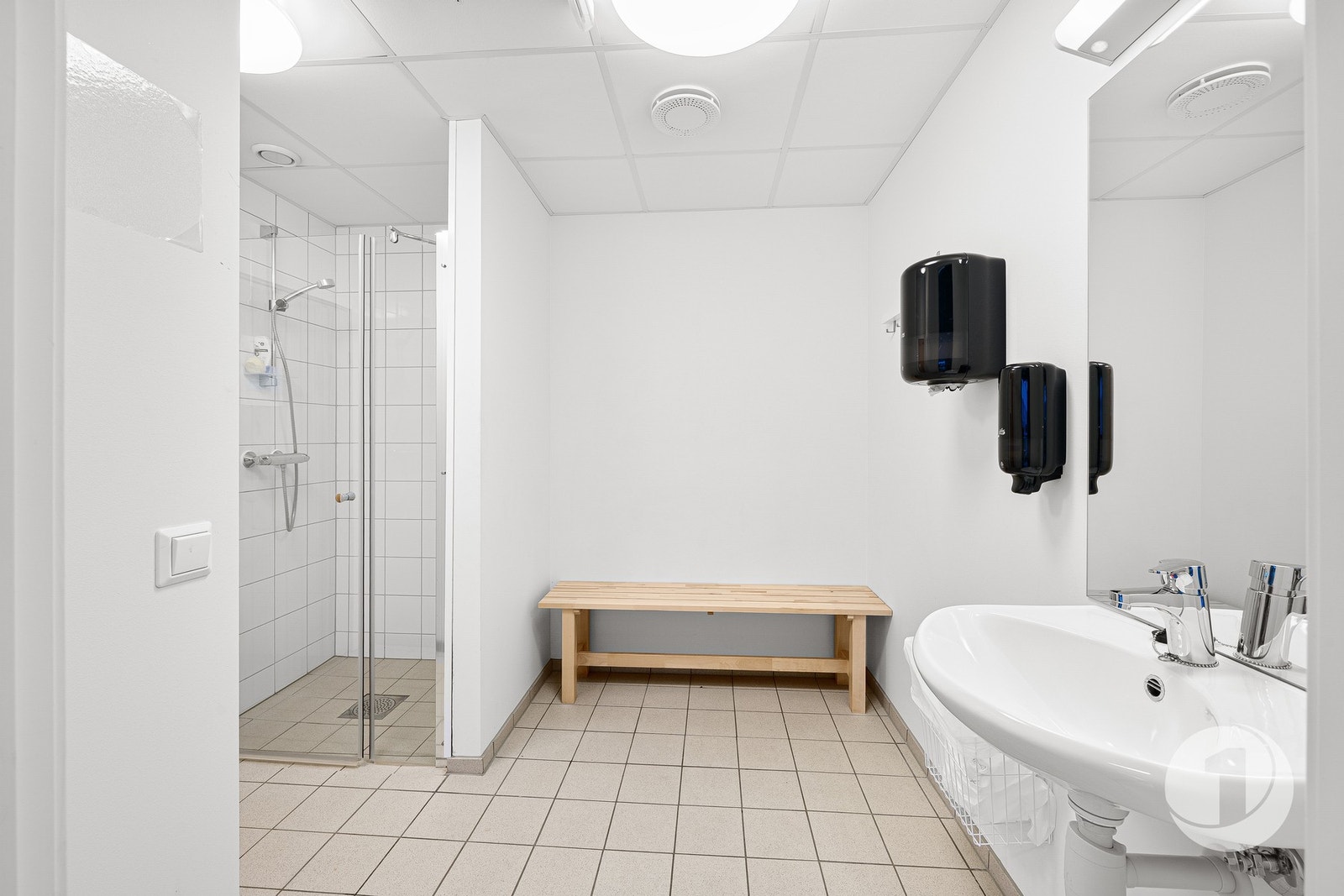 Tilknytning til treningsrommet er det også dusjfasiliteter... Galleribilde