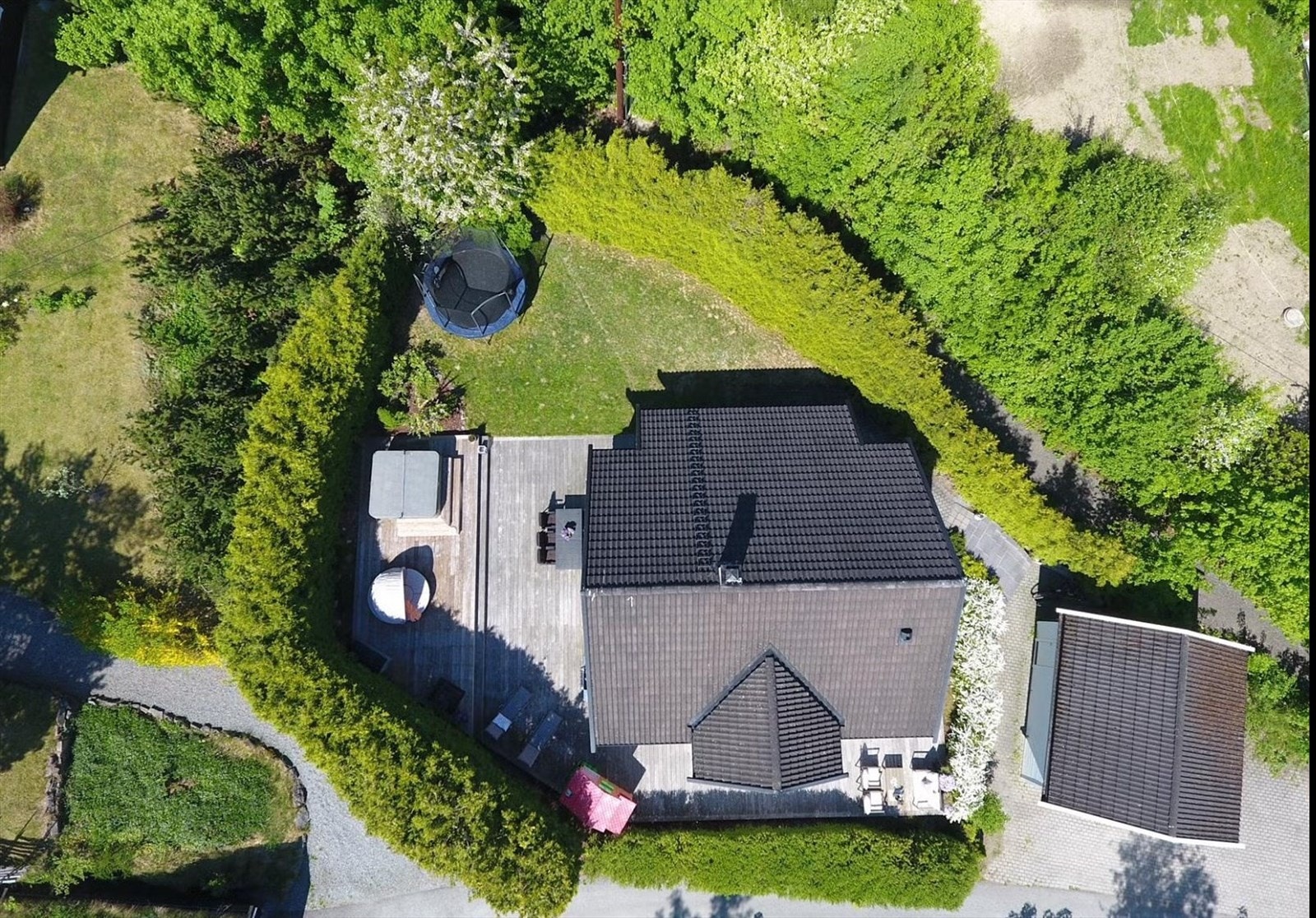 En velholdt og tiltalende enebolig, fint plassert på solrik tomt i en stille blindvei. Galleribilde