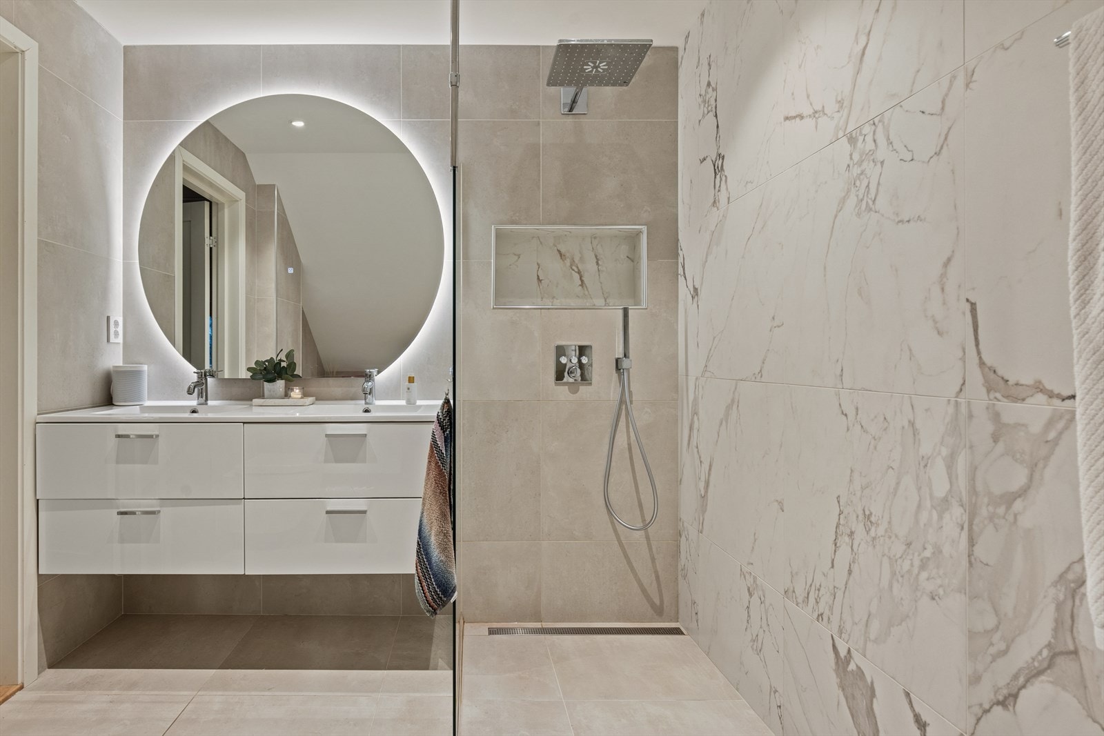 Badet i andre etasje ble noe oppgradert i 2024 og er et stilrent og moderne bad med flislagte gulv og vegger, elektriske varmekabler og innfelt downlights i taket. Galleribilde