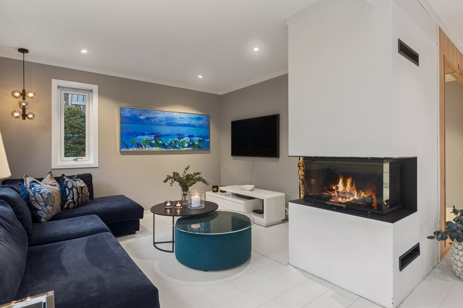 Lun og koselig Tv-stue med god plass til stor sofa for de hyggelige kveldene med familien Galleribilde