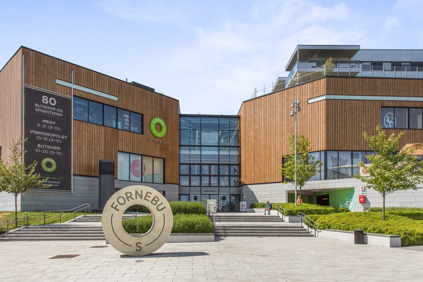 Fornebu S senteret er like i nærheten med et stort utvalg av en rekke butikker og spisesteder. Galleribilde