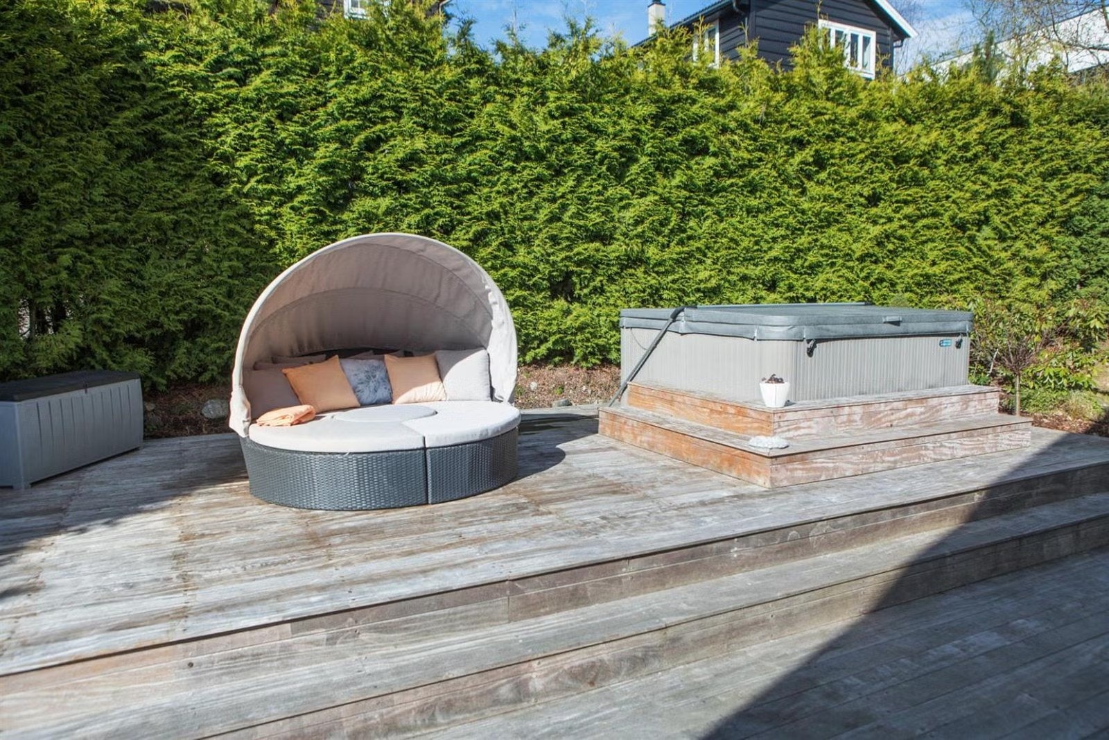 Terrassen er nyere, bygd med eksklusive, vedlikeholdsfrie teakbord som ikke fliser, og har to nivåer forbundet med trapp. Galleribilde