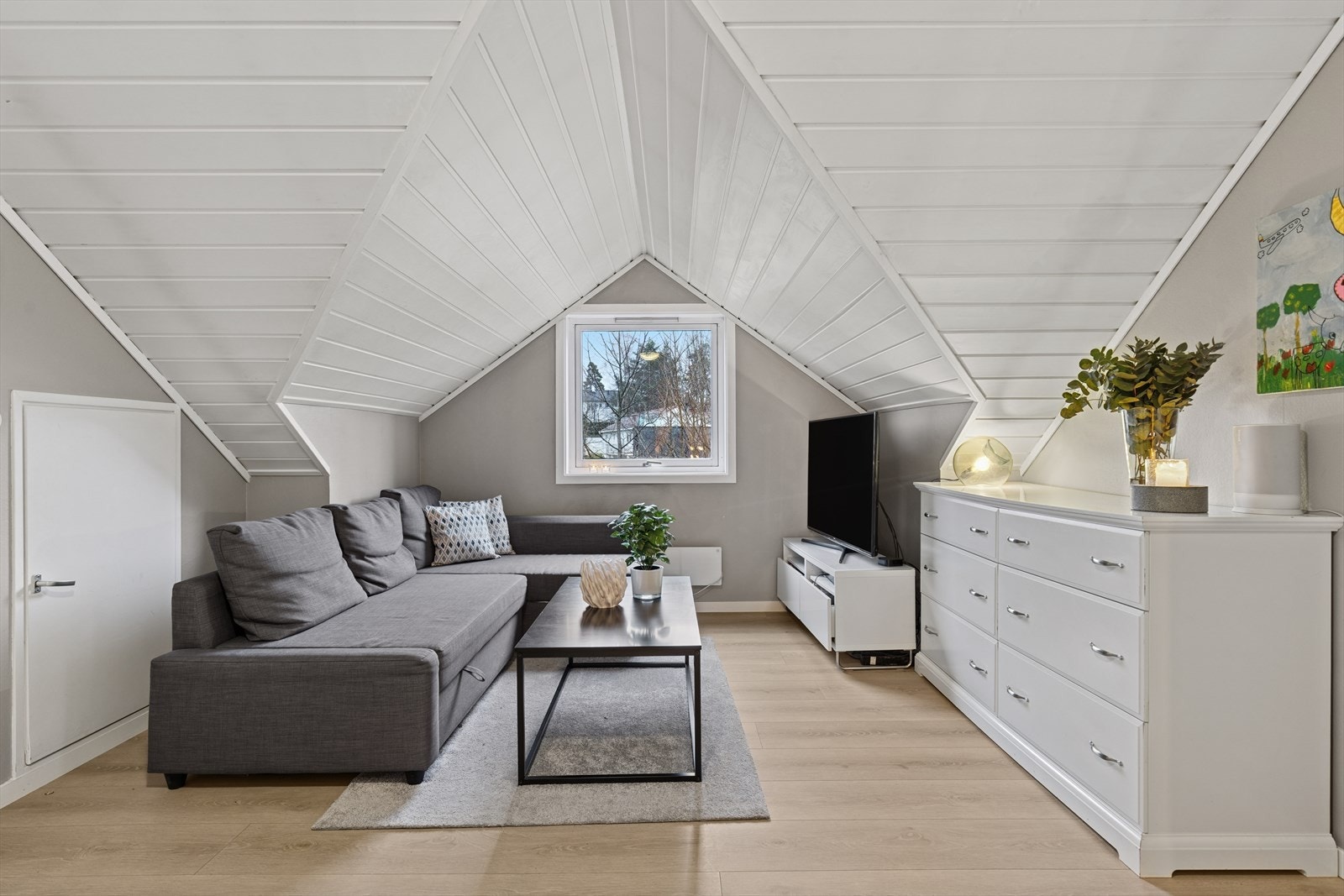 I boligens andre etasje er det en Tv-stue som kan gjøres om til et ekstra soverom (Se alternativ planløsning). Galleribilde