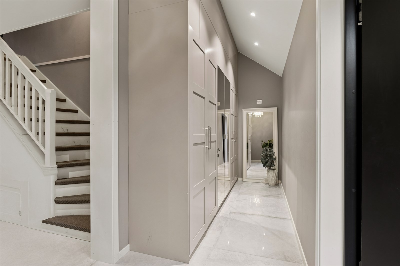 Entreen har praktiskegarderobeskap, slik at alle i familien enkelt kan henge fra seg yttertøy. Galleribilde