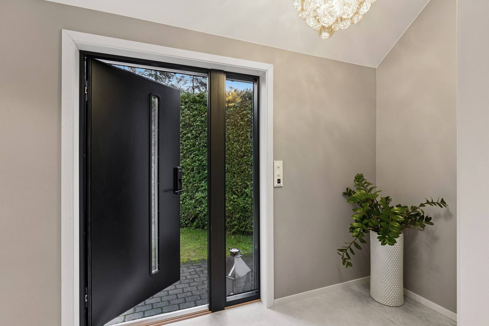 Velkommen inn! Boligen har et praktisk og koselig inngangsparti, i tillegg til en moderne ytterdør med kodelås. Galleribilde