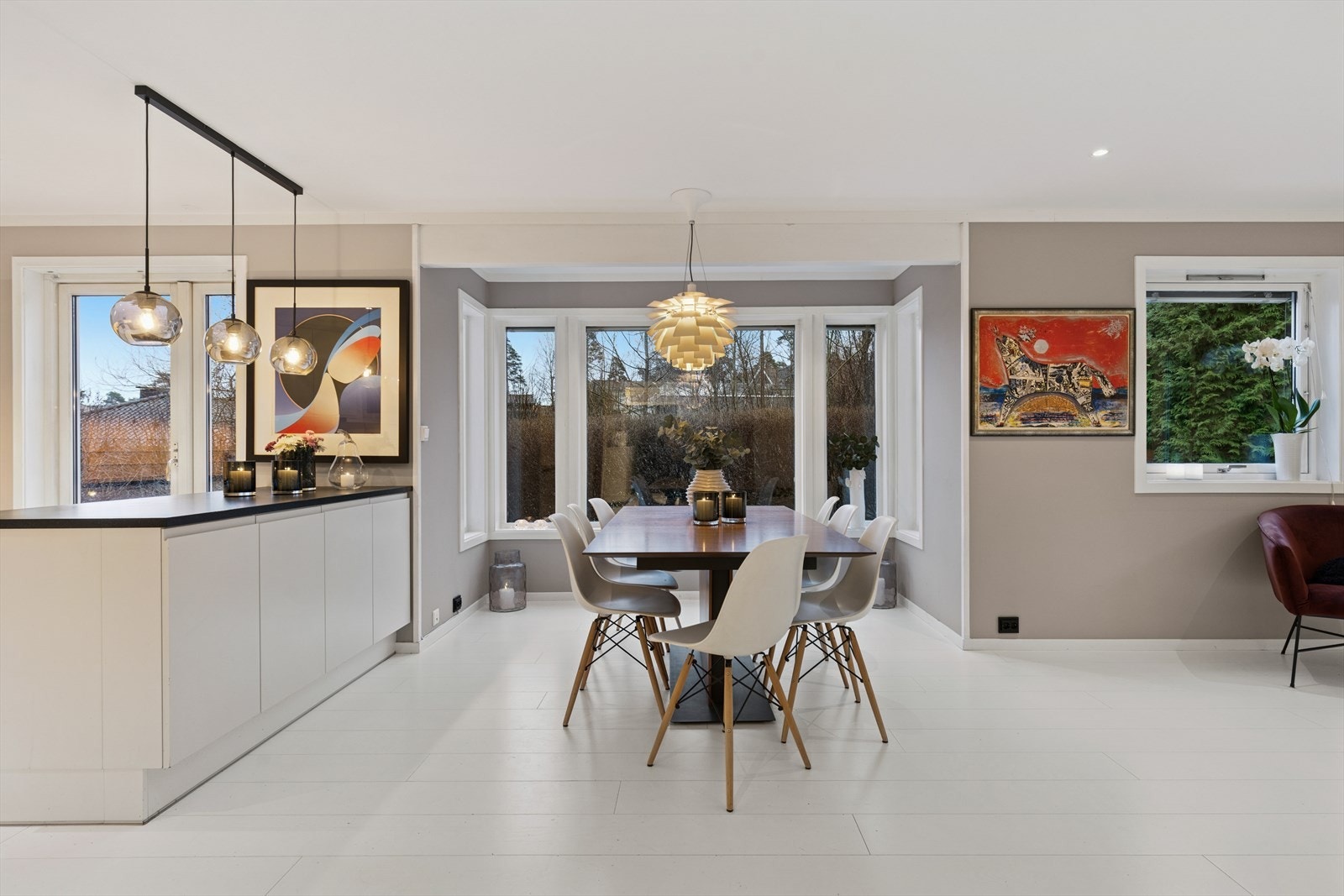 Rommet har god plass for både sofa og spisebord, og en stemningsfull peis med innsats sørger for ekstra varme og hygge. Galleribilde