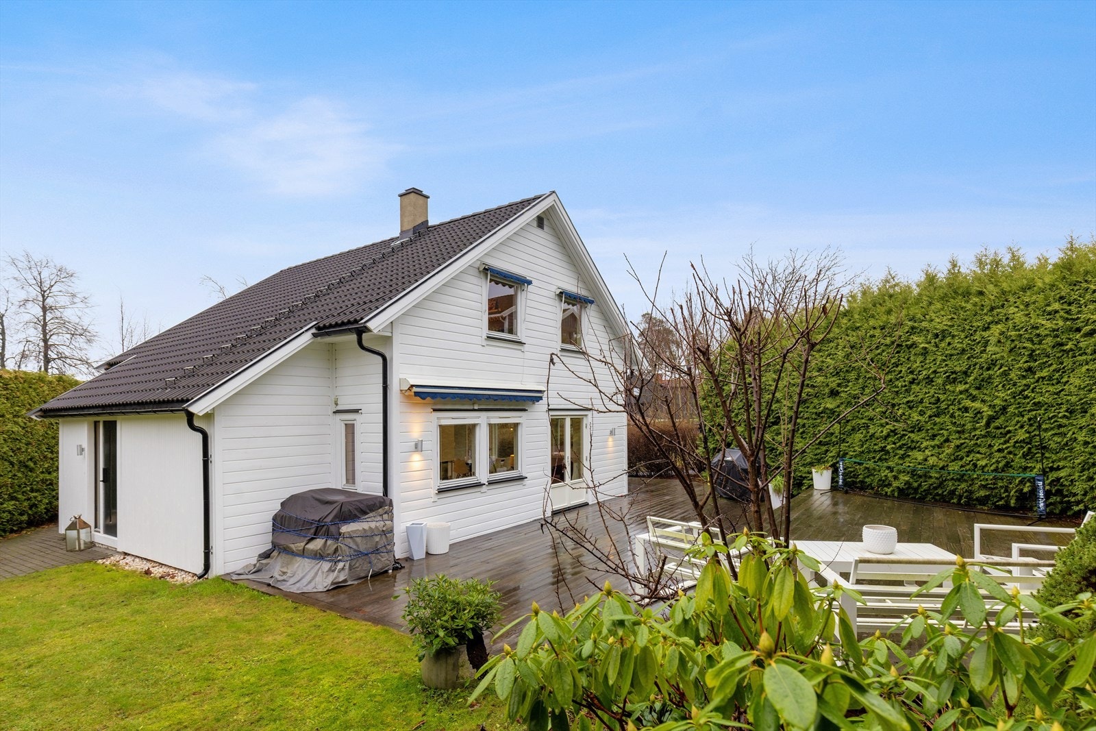 Lun, usjenert og solrik hage/uteplass, helt skjermet fra omgivelsene. Galleribilde