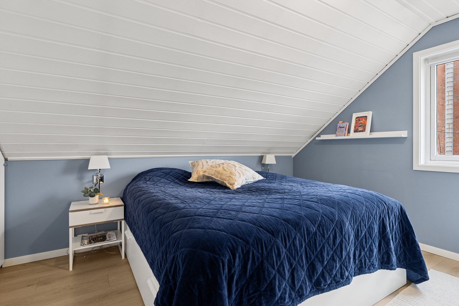 Hovedsoverommet har god plass til stor seng og tilhørende nattbord Galleribilde