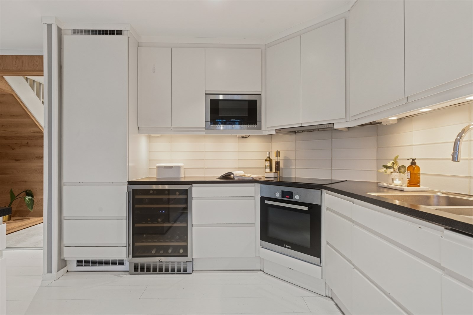 Innredningen er fra 2009 og har lyse, glatte fronter og en mørk, laminert benkeplate med nedfelt oppvaskkum Galleribilde