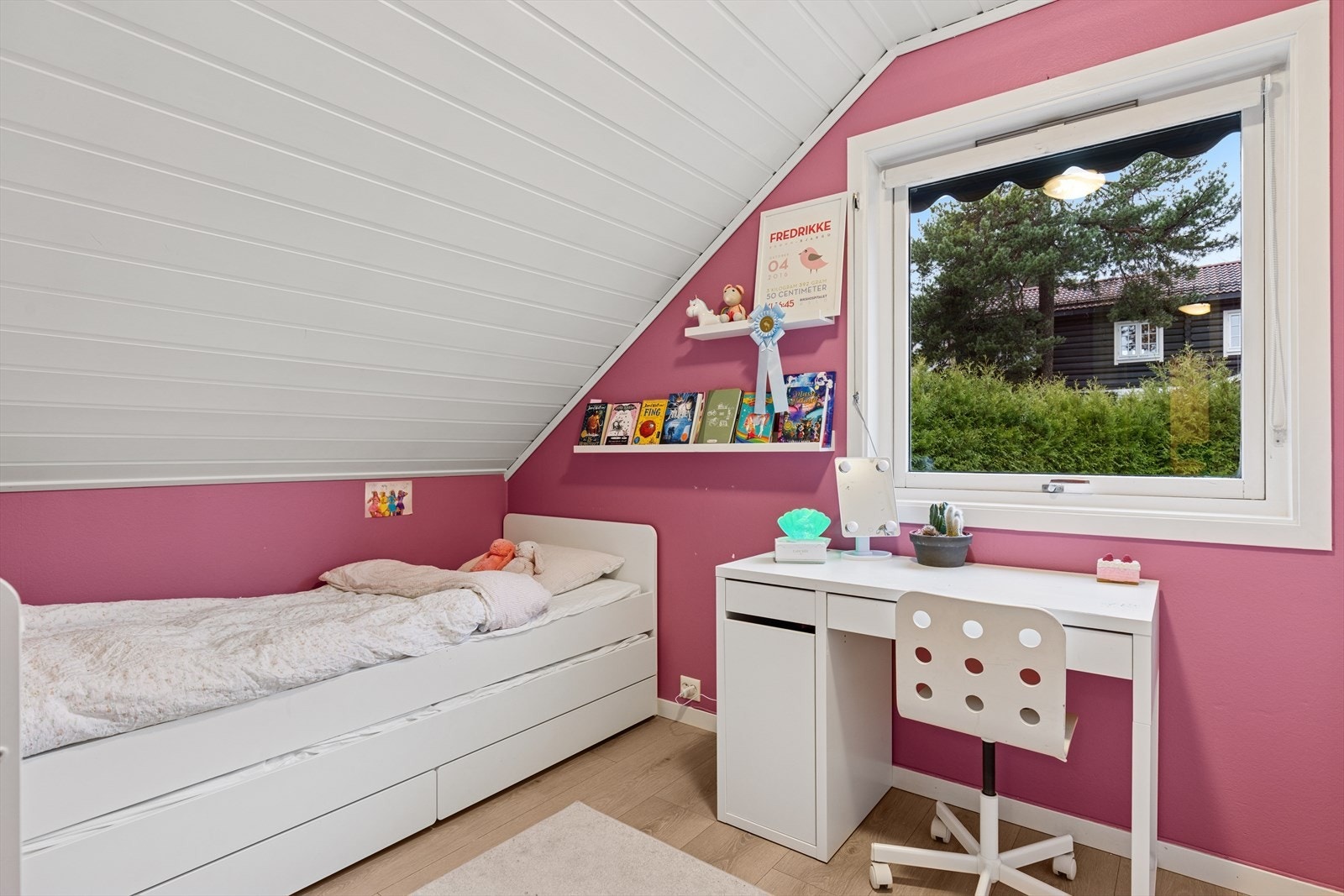 Soverom 2 har god plass til seng og oppbevaring - Ett av to supre barnerom. Galleribilde