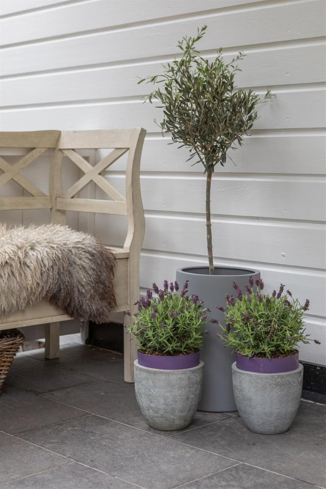 Koselig overbygget inngangsparti med inngang til romslig utvendig bod. Galleribilde