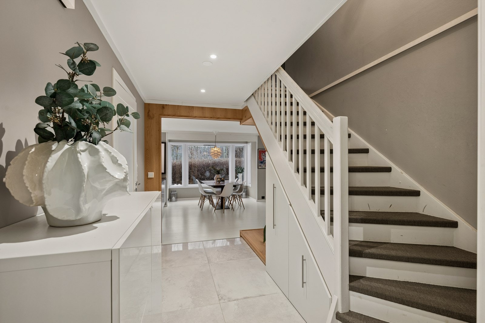 En innbydende entré med fliser på gulv, malte vegger og lun gulvvarme ønsker deg velkommen inn. Galleribilde