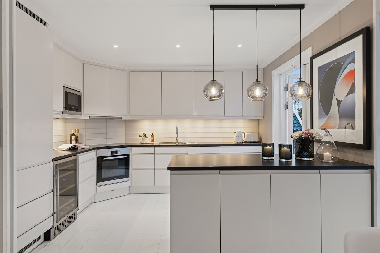 En lekker barløsning skaper et naturlig skille i rommene. Galleribilde