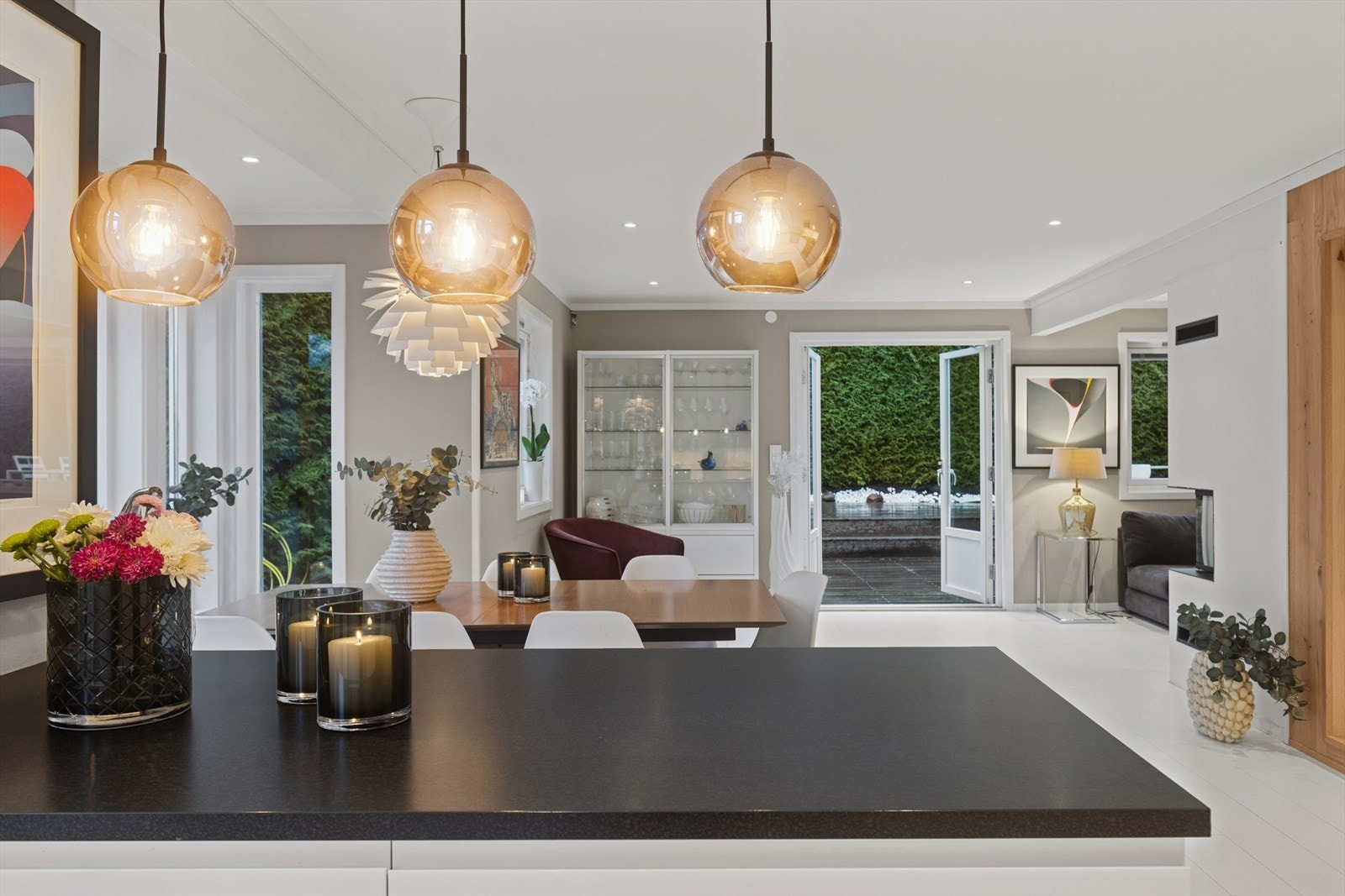 En lekker barløsning skaper et naturlig skille i rommene og byr på rikelig med lagringsplass. Galleribilde