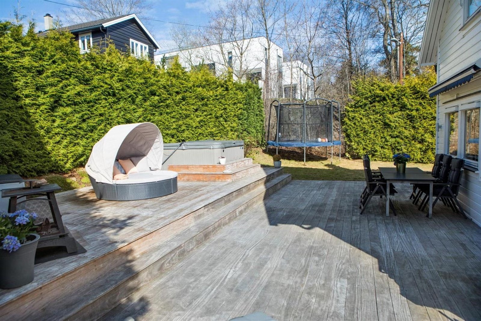 Bilde fra tidligere, utendørs jacuzzi er fjernet i dag. Galleribilde