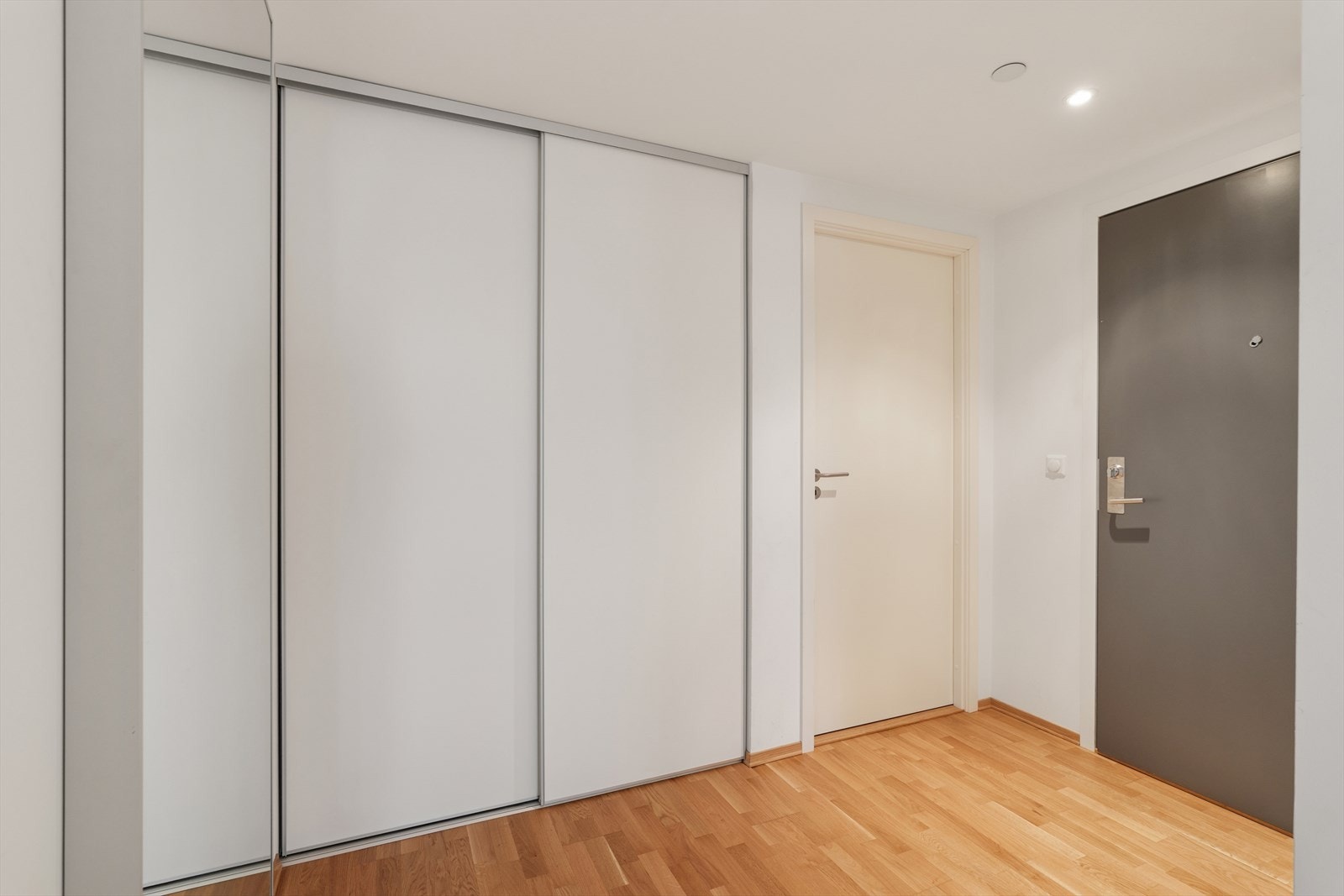 Her er det god plass til å henge fra yttertøy og sette fra seg sko. Galleribilde