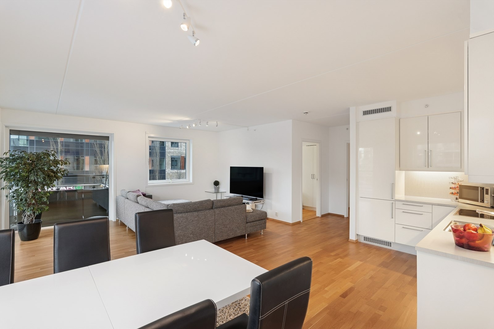 Leilighet med en lys, åpen og praktisk planløsning mellom rommene. Galleribilde